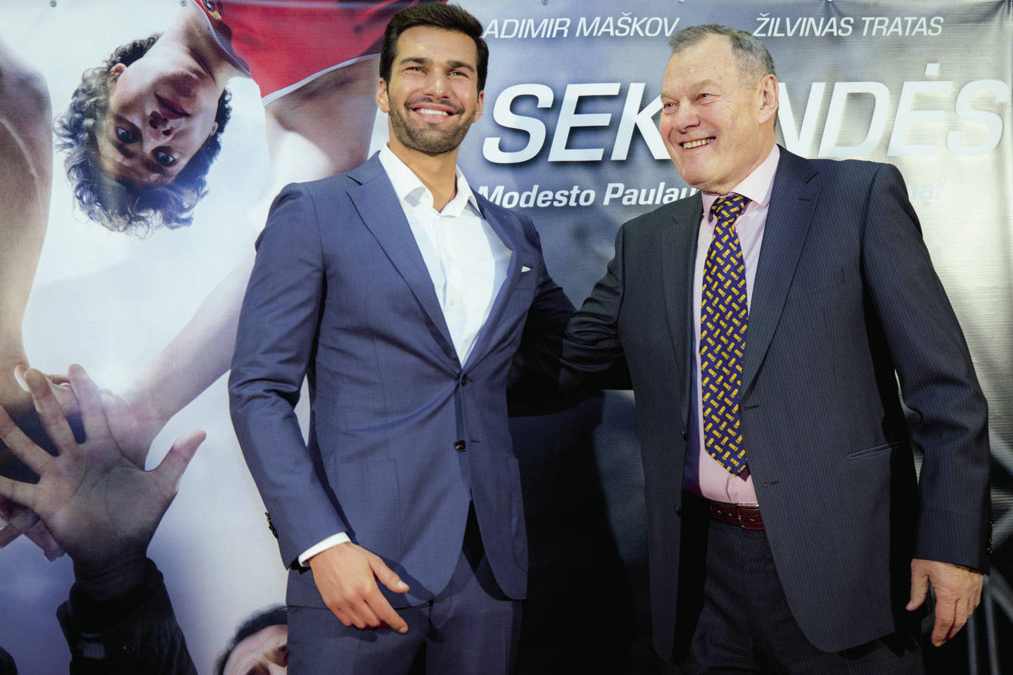Filmo „3 sekundės“ pristatymas Lietuvoje: Žilvinas Tratas ir legendinis krepšininkas Modestas Paulauskas, kurį aktorius įkūnijo šioje sportinėje dramoje. <br>A.Didžgalvio nuotr.