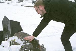 Ministras Linas Kukuraitis paslydo ant viešų ašarų prie kapo 