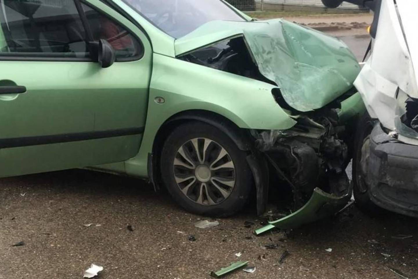Praėjusios paros avarijose žuvo du žmonės, dar 16 buvo sužalota.