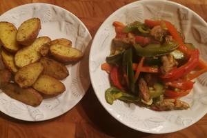 Medumi ir česnakais pagardintas vištienos ir daržovių troškinys