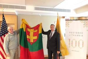 Į Lietuvą grįžta iš okupanto nagų išplėšta karo laivo „Prezidentas Smetona“ vėliava