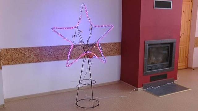 Šimonių miestelyje netyla aistros dėl eglę puošusios penkiakampės žvaigždės