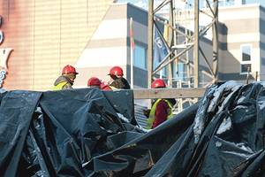 Baudas statybininkams išrašo net už darbo drabužius