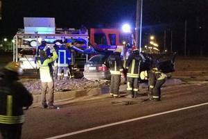 Nuo policijos Kaune sprukęs BMW rėžėsi į stulpą: trys žmonės žuvo, du sužeisti