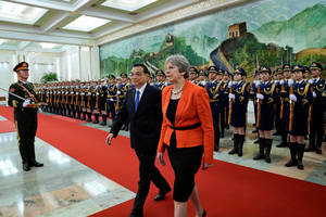 Stipresnių prekybos ryšių po „Brexit“ siekianti Theresa May pradeda viešnagę Kinijoje