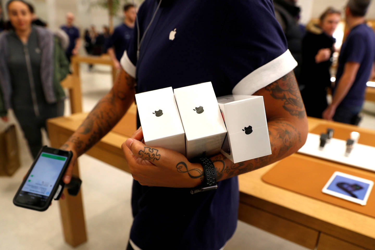 Kai kurie įsitikinę, kad brangiausias „iPhone“ nevertas savo astronominės kainos.<br> „Reuters“/„Scanpix“ nuotr.