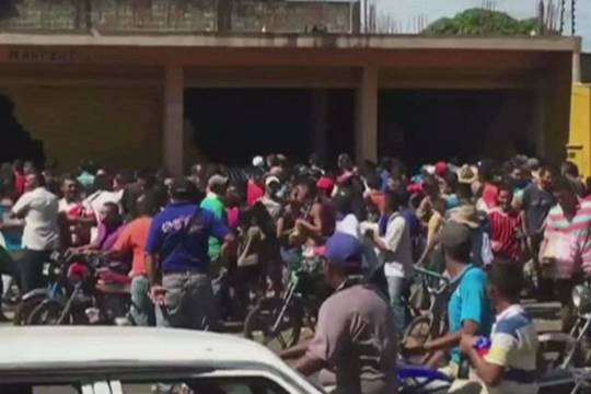 Badmetis Venesueloje – alkani žmonės plėšia parduotuves