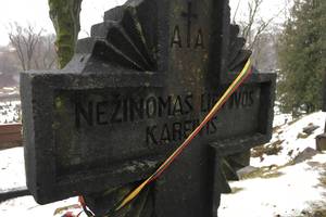 Vasario 16-osios proga kviečia žvakutes uždegti ant savanorių kapų