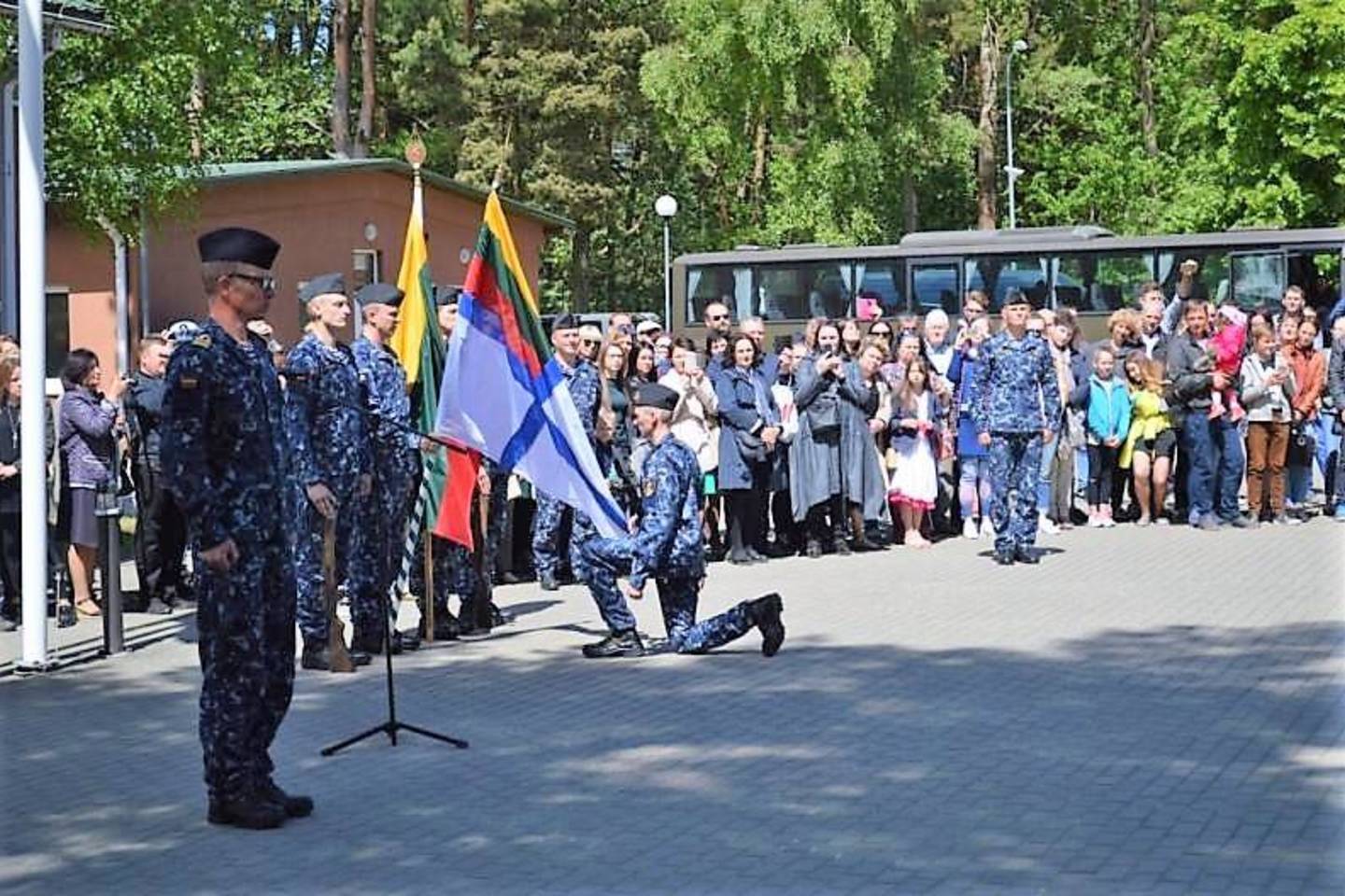  Kariai prie vėliavos prisiekia ištikimai tarnauti Lietuvai.<br> LKJP nuotr.