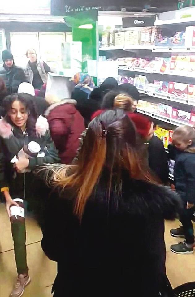 Prancūzijos pirkėjai prie atpiginto kremo „Nutella“ puolė lyg pakvaišę.