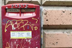 Tinginys paštininkas pagaliau įkliuvo: nepristatė pusės tonos laiškų