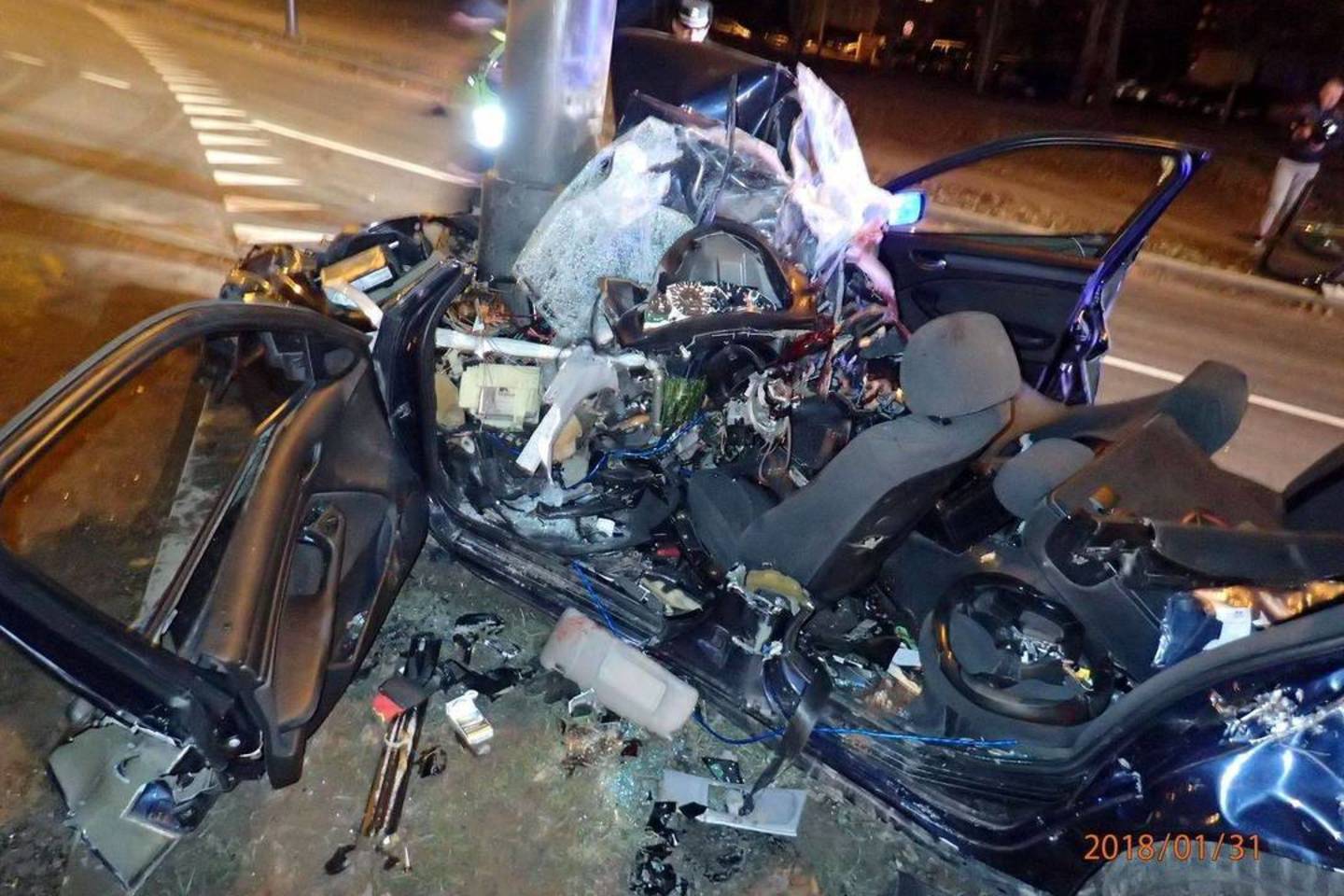 Taip po smūgio į stulpą atrodė automobilis BMW, kuriuo didžiuliu greičiu trečiadienio naktį lėkė penki kauniečiai.<br> A.Karaliūno nuotr.