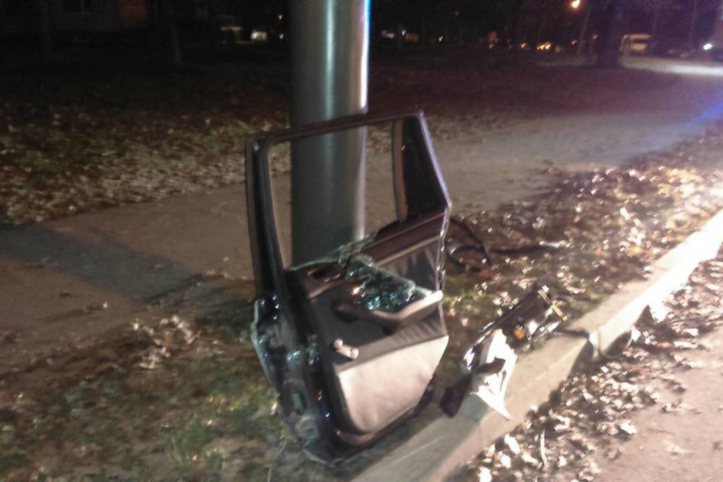 Taip po smūgio į stulpą atrodė automobilis BMW, kuriuo didžiuliu greičiu trečiadienio naktį lėkė penki kauniečiai.<br> A.Karaliūno nuotr.