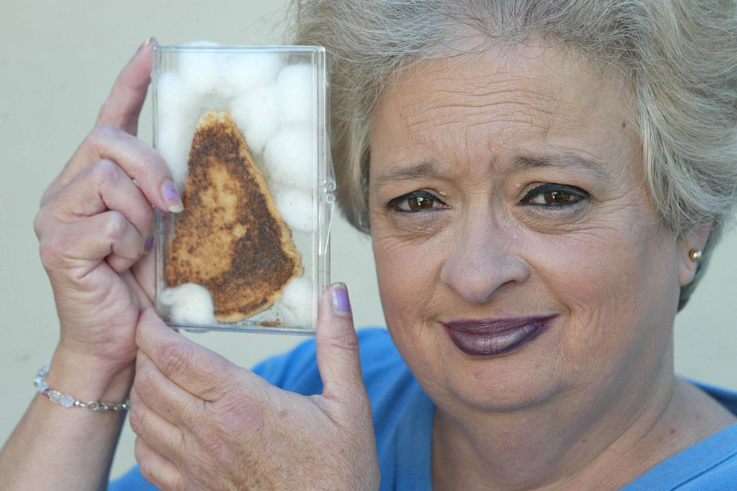 2004 m. pasaulis pamatė prakąstą sumuštinį su sūriu, kurį D.Duyser dešimčiai metų buvo pamiršusi.<br> Vidapress.com nuotr.