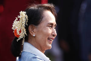 Į Mianmaro lyderės Aung San Suu Kyi rezidenciją sviesta padegamoji bomba