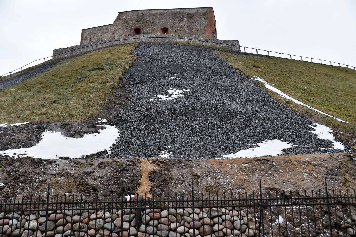 Gedimino kalne pradėtas vakarinio šlaito stabilizavimas.<br>V.Ščiavinsko nuotr.