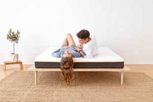 Apdovanota istoriją apie pirmąjį bučinį 