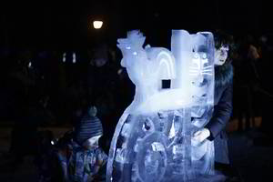 Ledo skulptūrų festivalio Pakruojo dvare darbai prasidėjo – prie jų jau pluša ledo meistrai iš 10 šalių