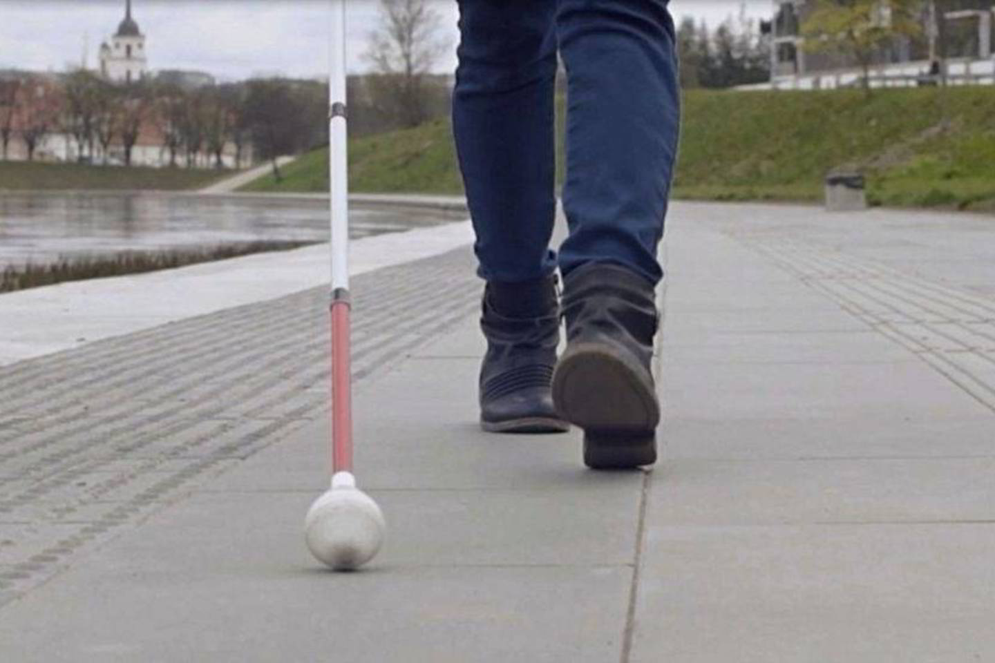 Jeigu neįgaliu pripažintas žmogus pats nesikreips į neįgaliųjų organizaciją, nepraneš šeimos nariai ar kaimynai, šioji apie jį nesužinos. Labai tikėtina, kad toks žmogus liks visuomenės paribyje, visų pamirštas ir niekam nereikalingas.
