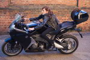 Nepalūžtanti neįgali moteris gyvenimo džiaugsmu dalijasi su kitais