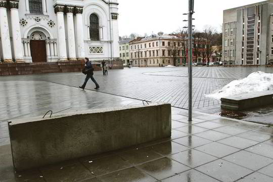 Kelią į atnaujintą Laisvės alėjos atkarpą užtvėrė betono blokai