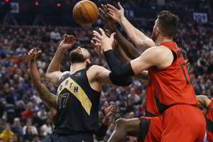Tritaškių ginklą įvaldantis J. Valančiūnas buvo „Raptors“ pergalės vienas vedlių