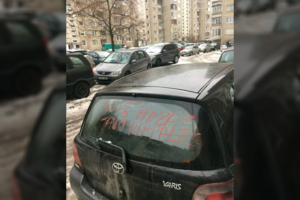 Piktas pokštas ar kerštas: pamatęs, kas nutiko mašinai, nenustojo kikenti