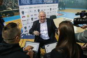 Prienų arenoje – evakuacijos sirena: Virginijaus Šeškaus spaudos konferencija neužtruko