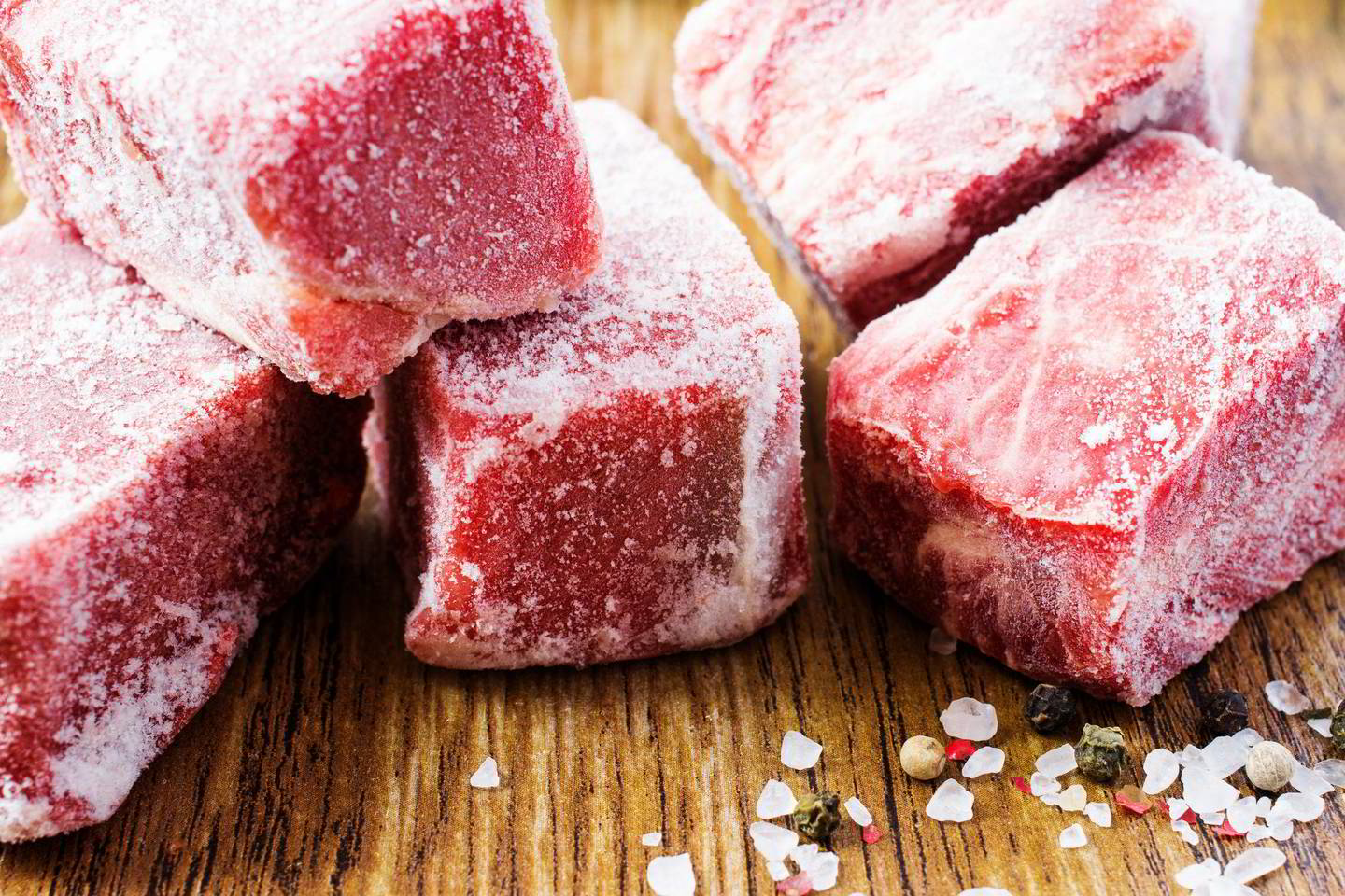 Žema temperatūra slopina mikroorganizmų bei audinių fermentų veiklą, todėl šalčiu konservuota mėsa ilgai išlaiko savo pradines savybes.<br> 123rf.com nuotr.