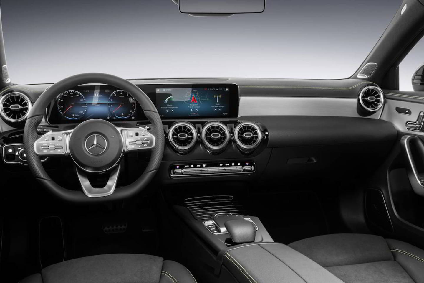 Naujos kartos A klasės „Mercedes-Benz“ gamyba prasidės kovo mėnesį.<br>Gamintojo nuotr.