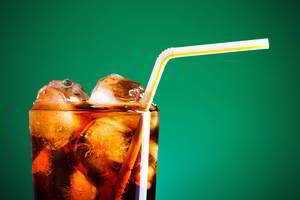 Pamirškite plastikinius šiaudelius: jų masiškai atsisakoma