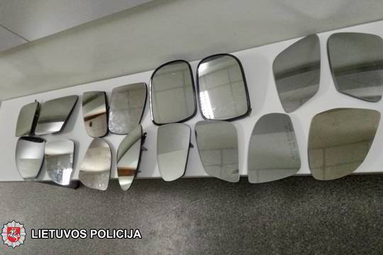 Vilniaus policijai įkliuvo vogtus automobilių veidrodėlius turėjusi porelė