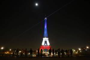 Paryžių užklupus sniegui uždarytas Eiffelio bokštas