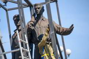 Vilniaus savivaldybė Žaliojo tilto skulptūras mėgins iškišti Lietuvos Respublikai