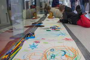 Šiauliuose pasiektas rekordas: vaikai nupiešė daugiau nei 1,5 km ilgio piešinį