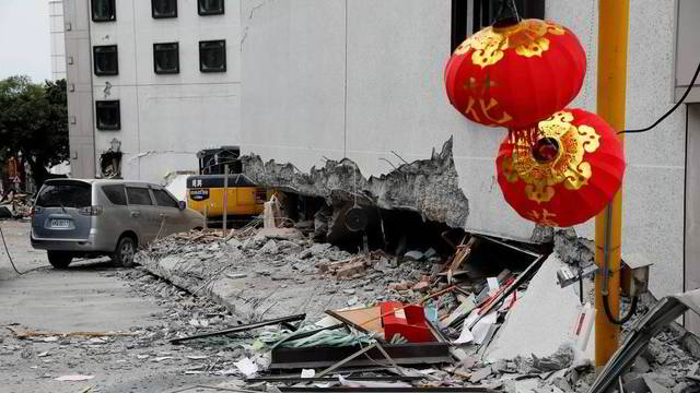 Taivaną supurtęs žemės drebėjimas griuvėsiuose pradangino šimtus žmonių