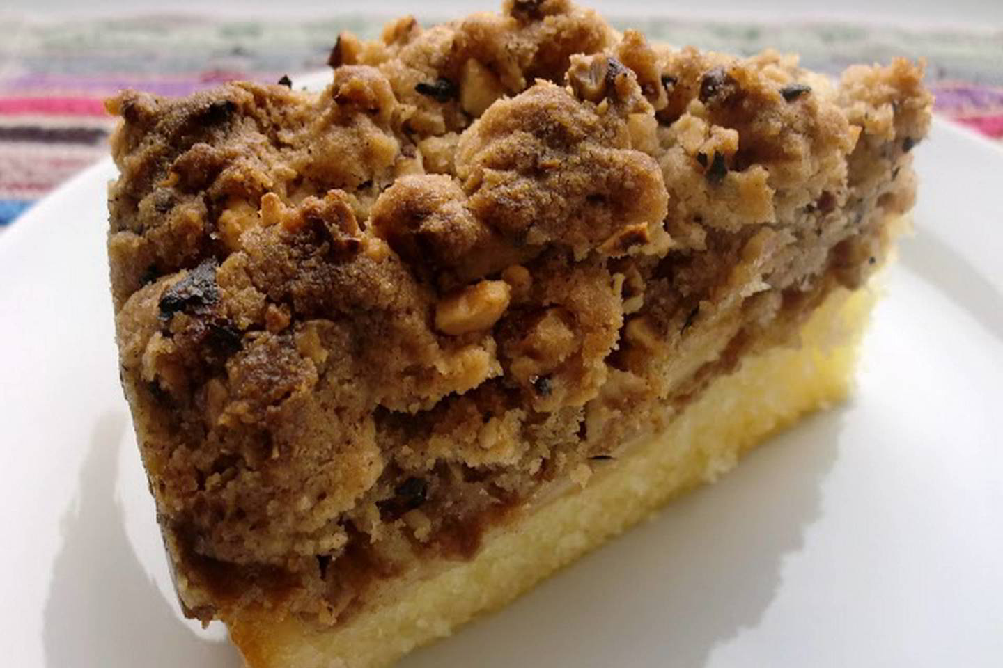 Trupininis obuolių pyragas su sutirštintu pienu.<br> Nuotr. iš „Mukatanas“.