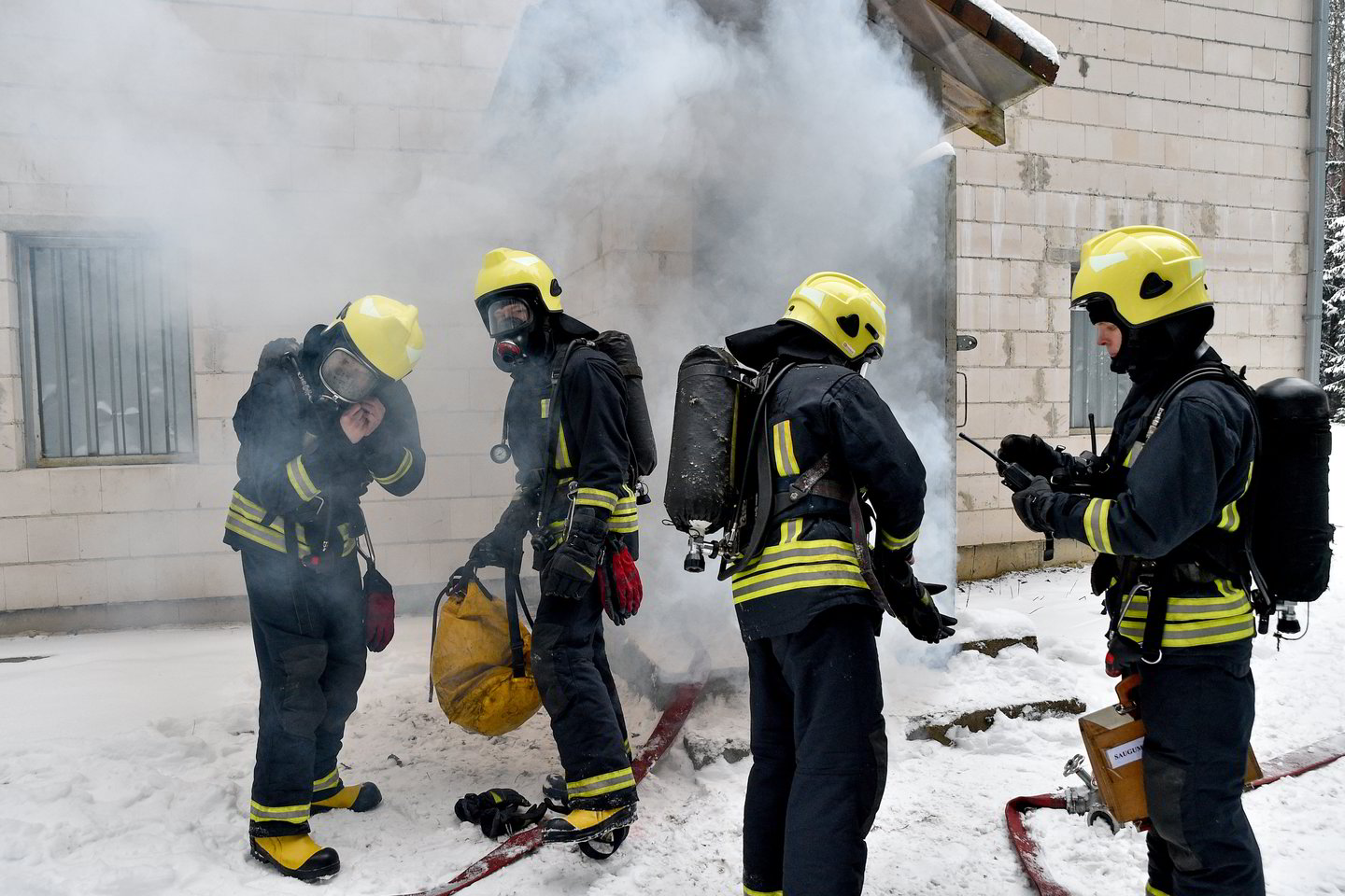 Ugniagesių gelbėtojų mokyklos kursantai ruošiasi įvairioms gyvenimo situacijoms.