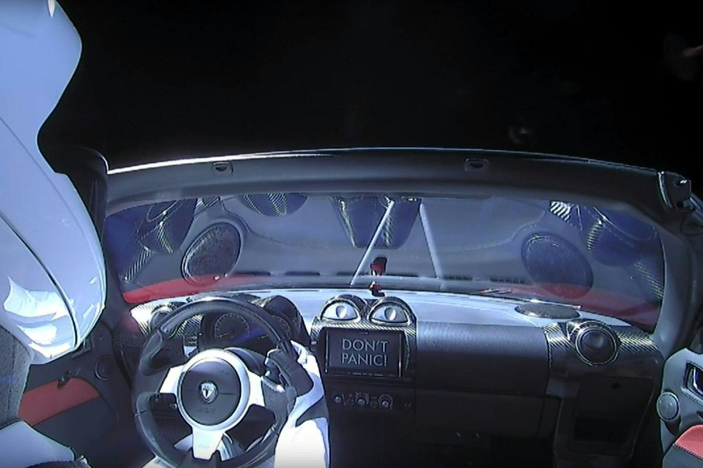  Netrukus po sėkmingo „Falcon Heavy“ starto, kuris į kosmosą iškėlė milijonieriaus automobilį „Tesla Roadster“, E.Muskas atskleidė ir žinutę, paslėptą automobilio viduje.<br>AFP / Scanpix nuotr.