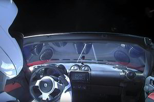 Elonas Muskas atskleidė slaptą žinutę, kurią kosmose gabena jo „Tesla Roadster“