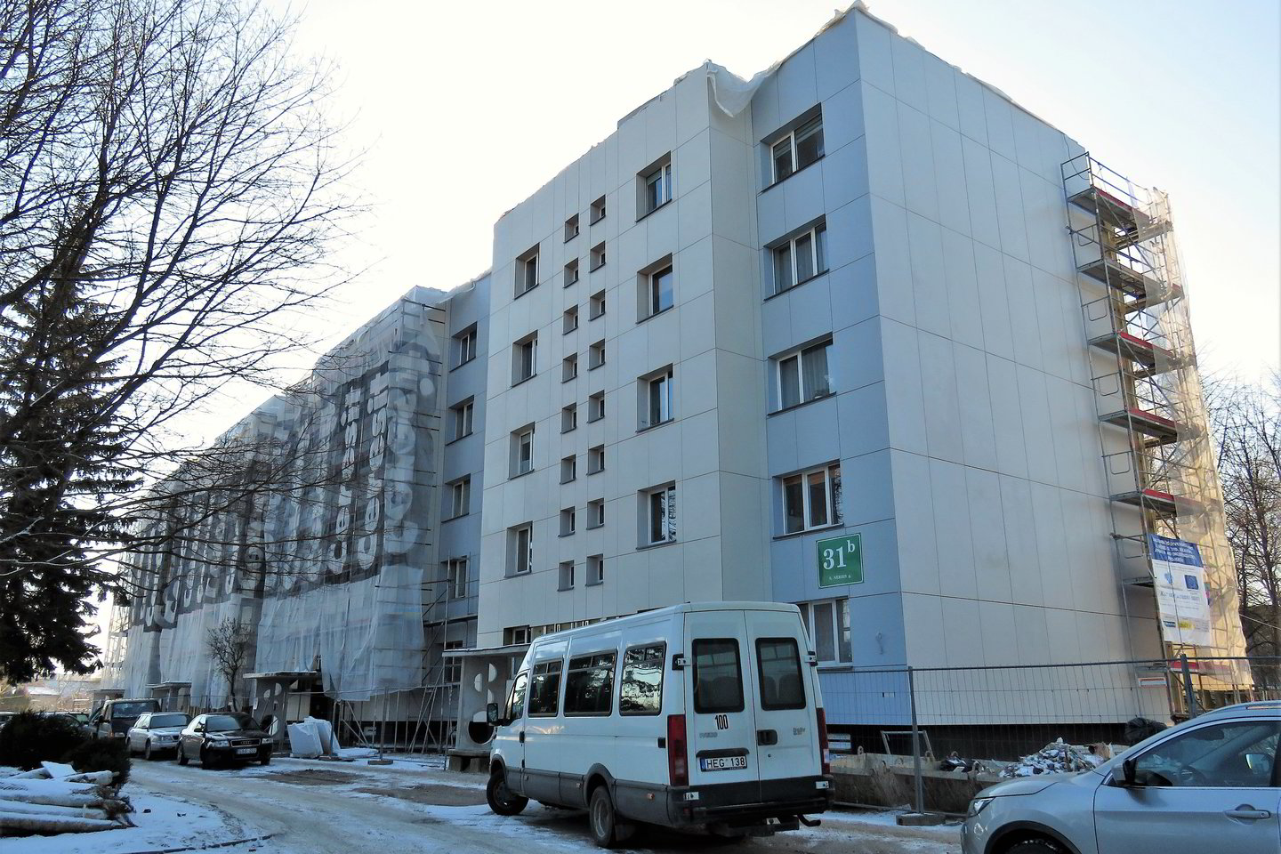  Vilkaviškyje, S.Nėries gatvėje stovinčio 55 butų namo gyventojai dėl renovacijos senokai konfliktuoja su viena  sutuoktinių pora.<br> L.Juodzevičienės nuotr.