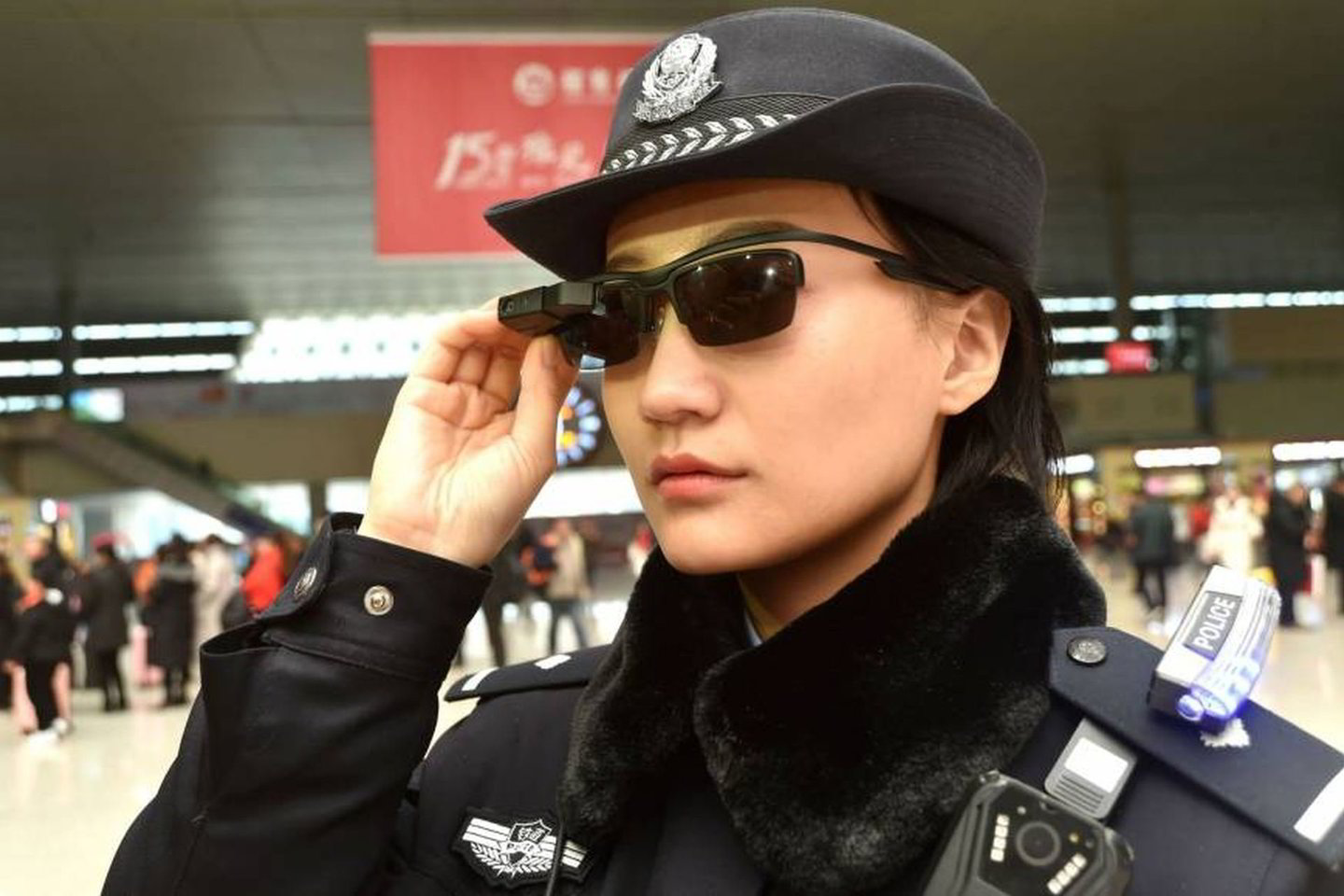  Žmones minioje atpažįstanti dirbtinio intelekto įranga Kinijoje paplitusi — ir dabar papildo policijos pareigūnų matymą.<br> japantimes.co.uk nuotr.