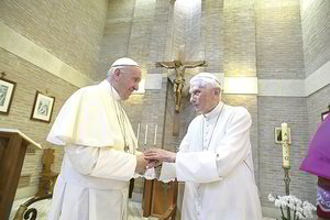 Katalikai braukia ašaras: popiežius Benediktas XVI gęsta tarsi žvakė