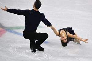 Kanada po pirmos dienos pirmauja dailiojo čiuožimo komandų rungtyje