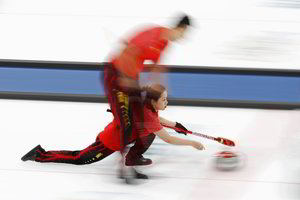 Mišrių dvejetų akmenslydžio varžybose pirmauja keturios komandos