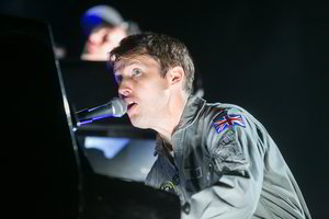 Keisčiausia Jameso Blunto istorija: savo seserį „pardavė“ internete