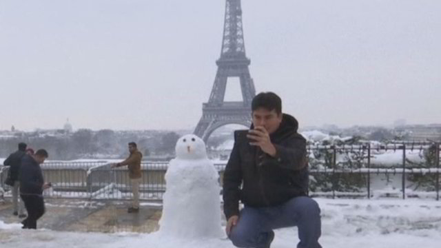 Paryžiaus žiemiškos problemos – apledėjusį Eiffelio bokštą gramdys rankomis