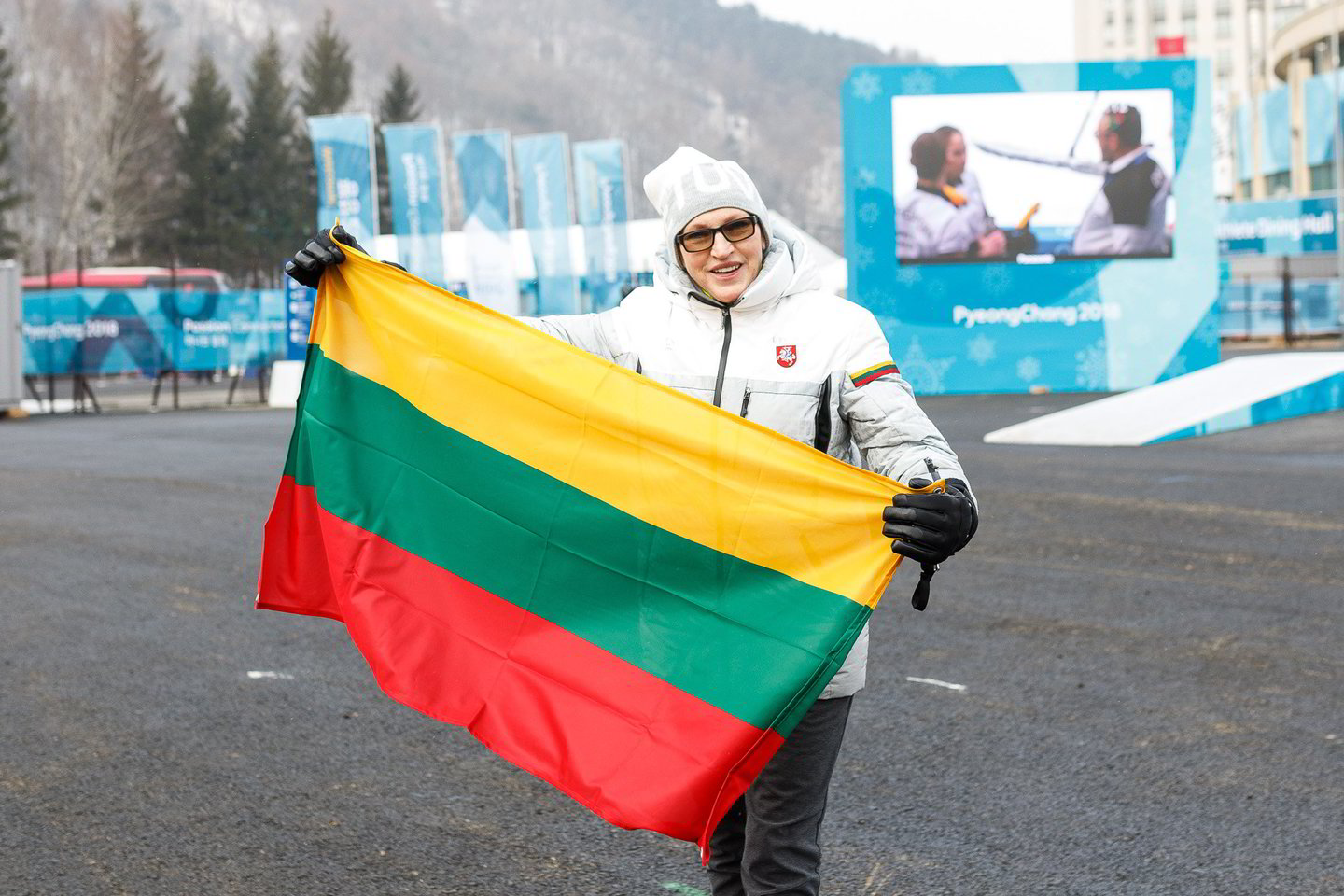  Lietuvos žiemos olimpinės rinktinės siela vadinama V.Vencienė sulaukė dovanos iš prezidentės.<br> V.Dranginio nuotr.