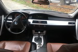 Apsukraus veikėjo užgaida - brangi valdiška mašina tamsintais stiklais