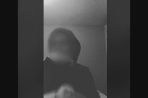 Įkaušęs emigrantas dukrą mokė keiktis, „šaudyti kaimiečius“ – transliaciją stebėjo šimtai